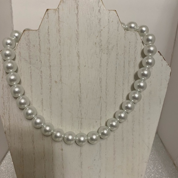 Elegant White Pearl Necklace - Picture 2 of 7